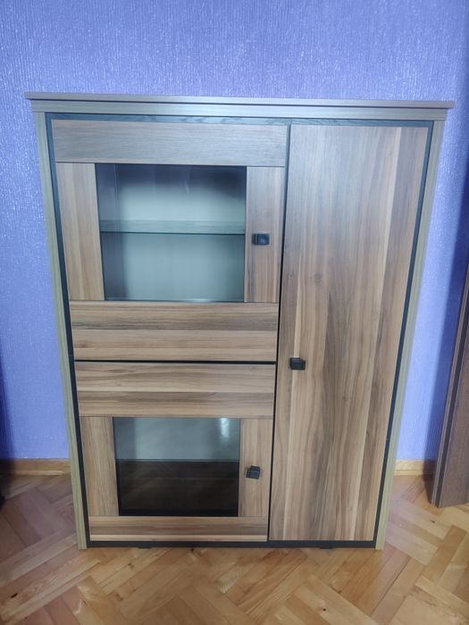 Komoda z przeszkleniem