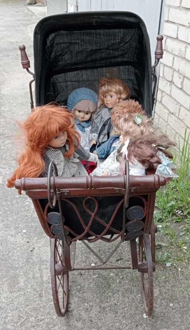 Винтажная антиквареатная  коляска с куклами