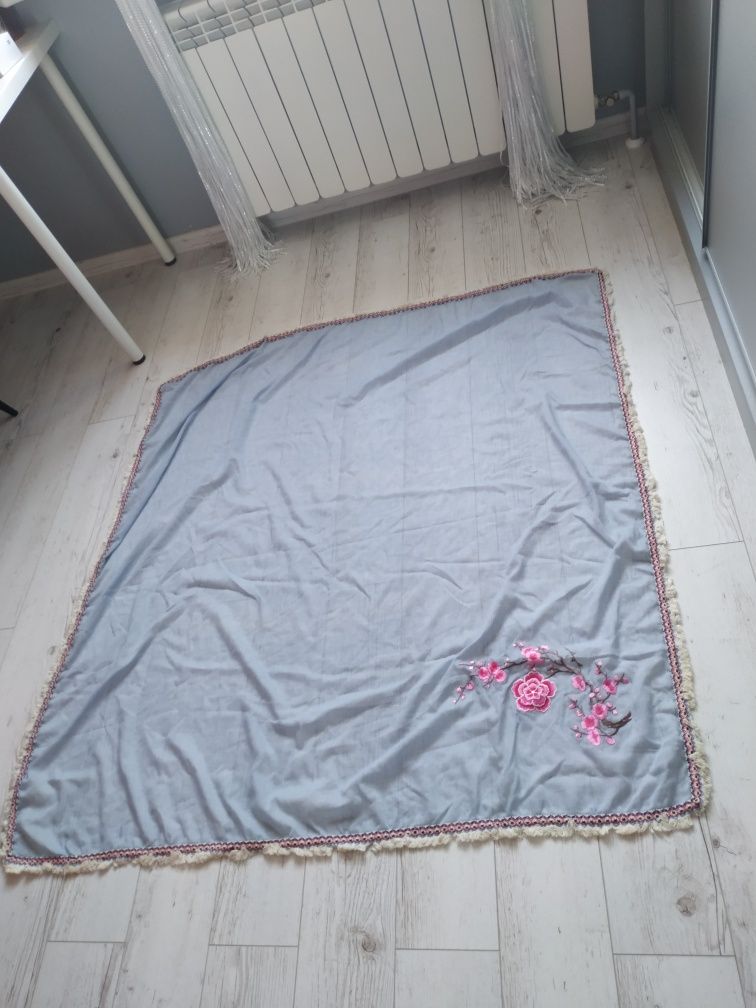 Duża niebieska chusta chustka boho haftowana kwiaty kwiatki błękitna