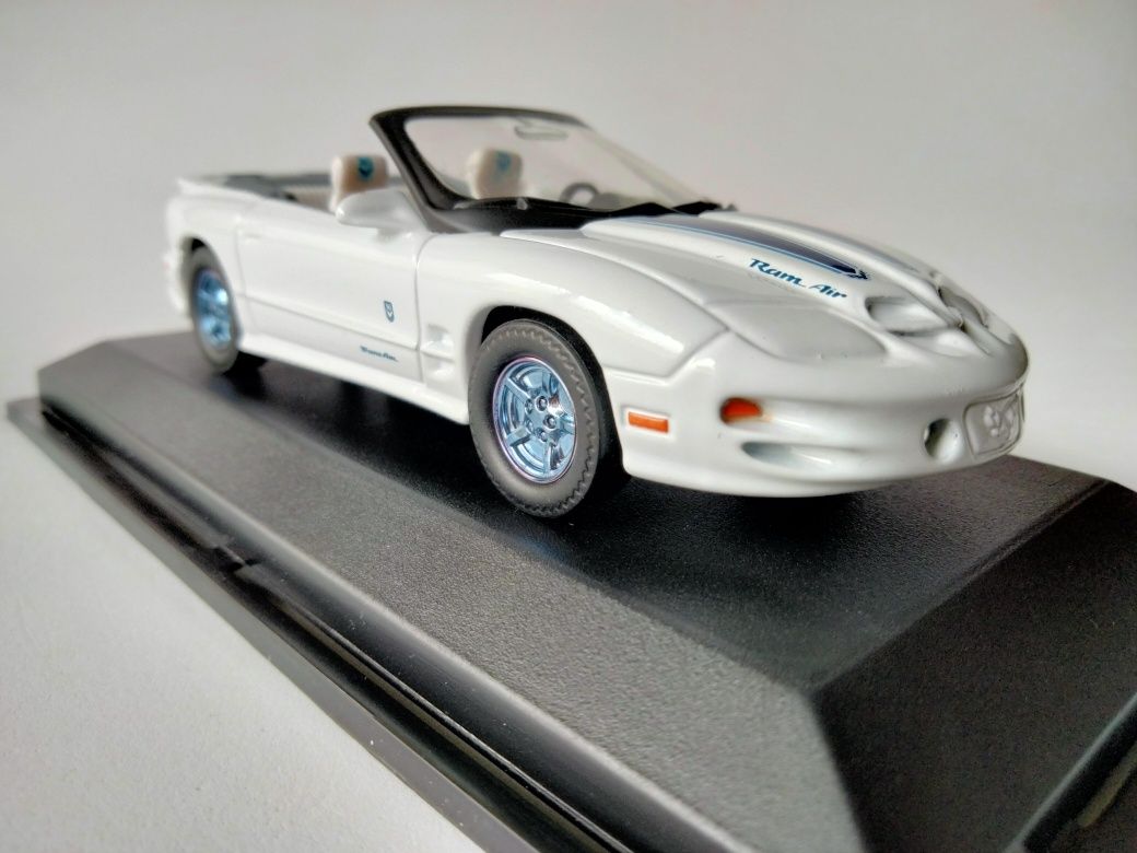 1:43 Pontiac Firebird Trans Am (1999)