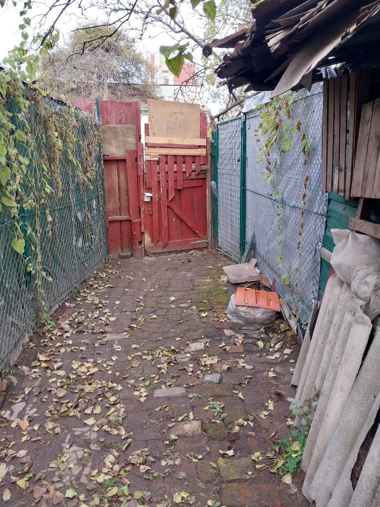 Центр города, частина будинку з землею!