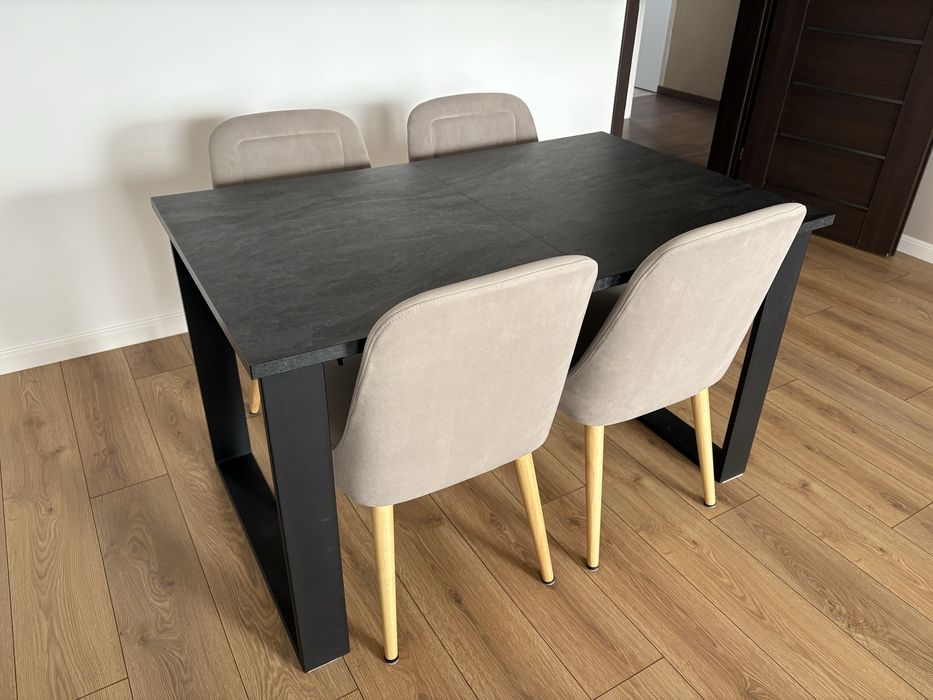 Stół rozkładany z metalowymi nogami