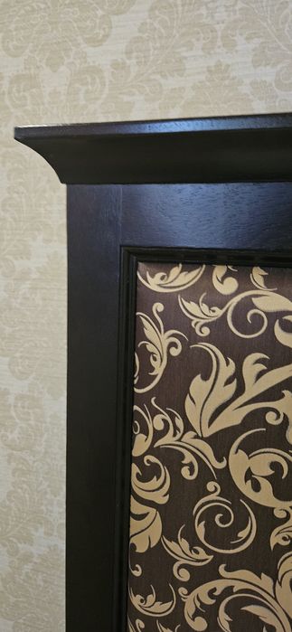 Stylowe łóżko ze stelażem i materacem.