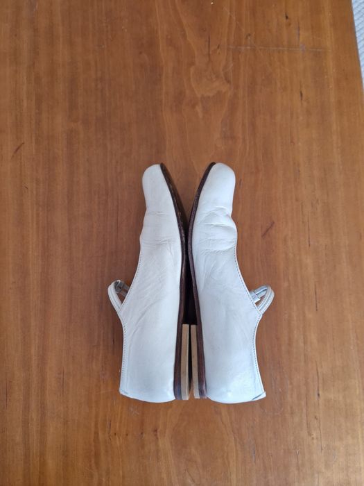 Sapatos de menina de cor bege.
