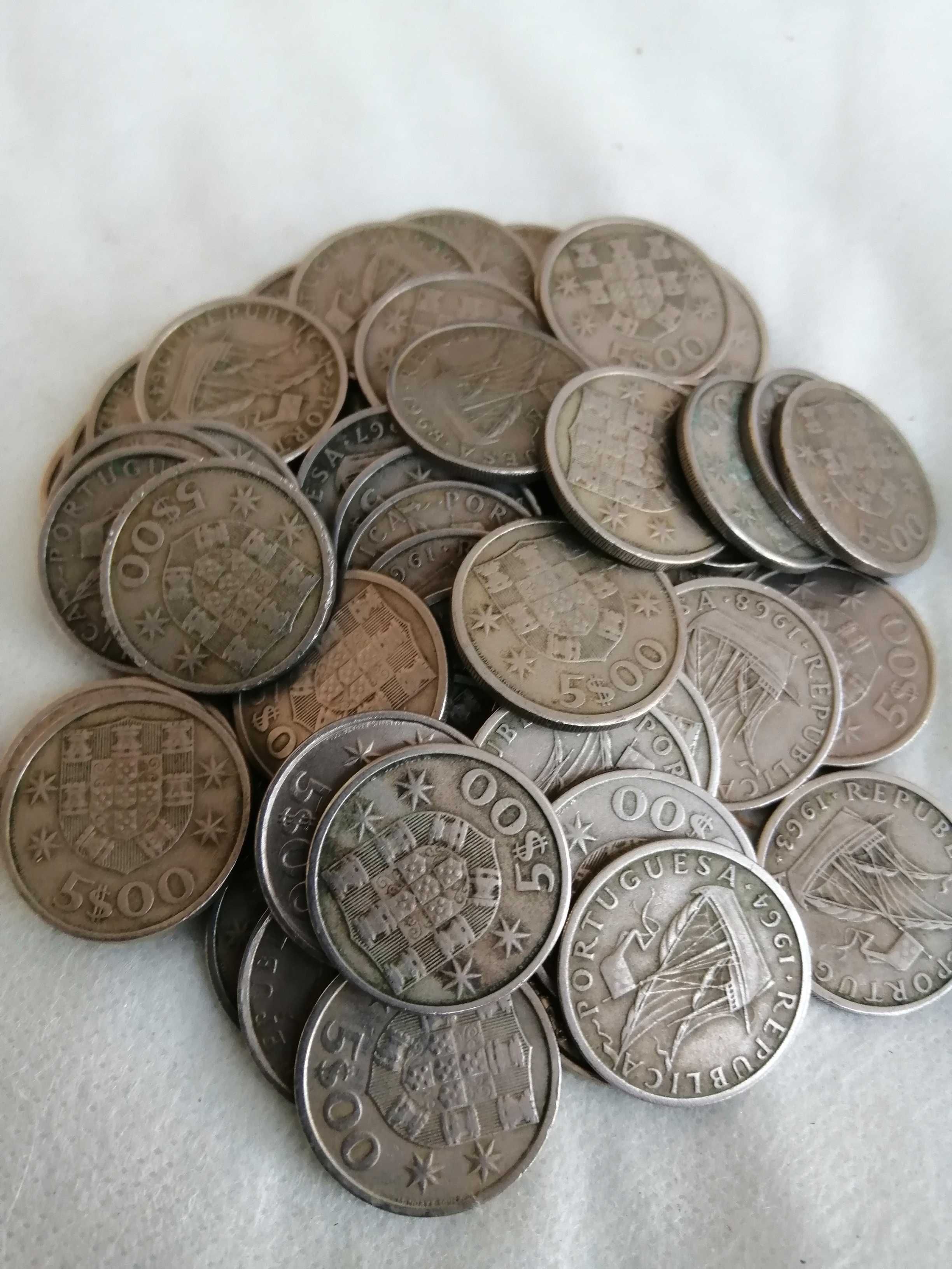 Lote com 53 moedas de 5 escudos .