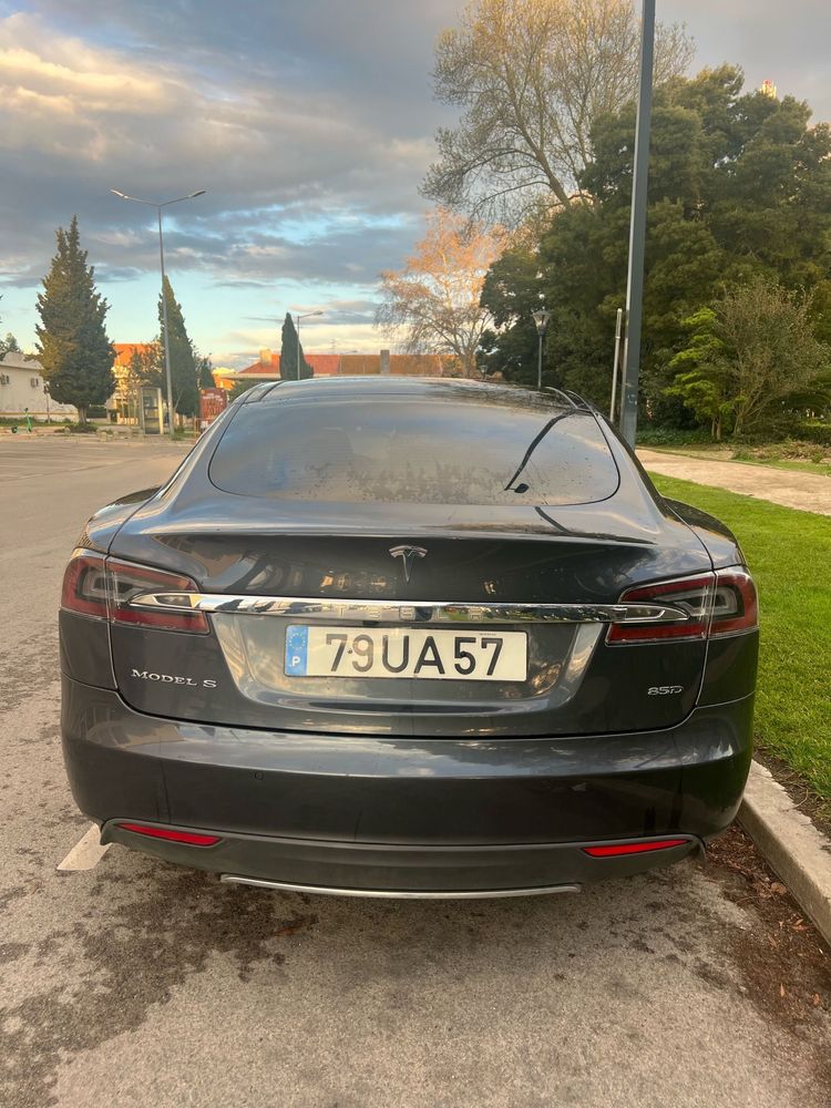 Tesla model S 85D