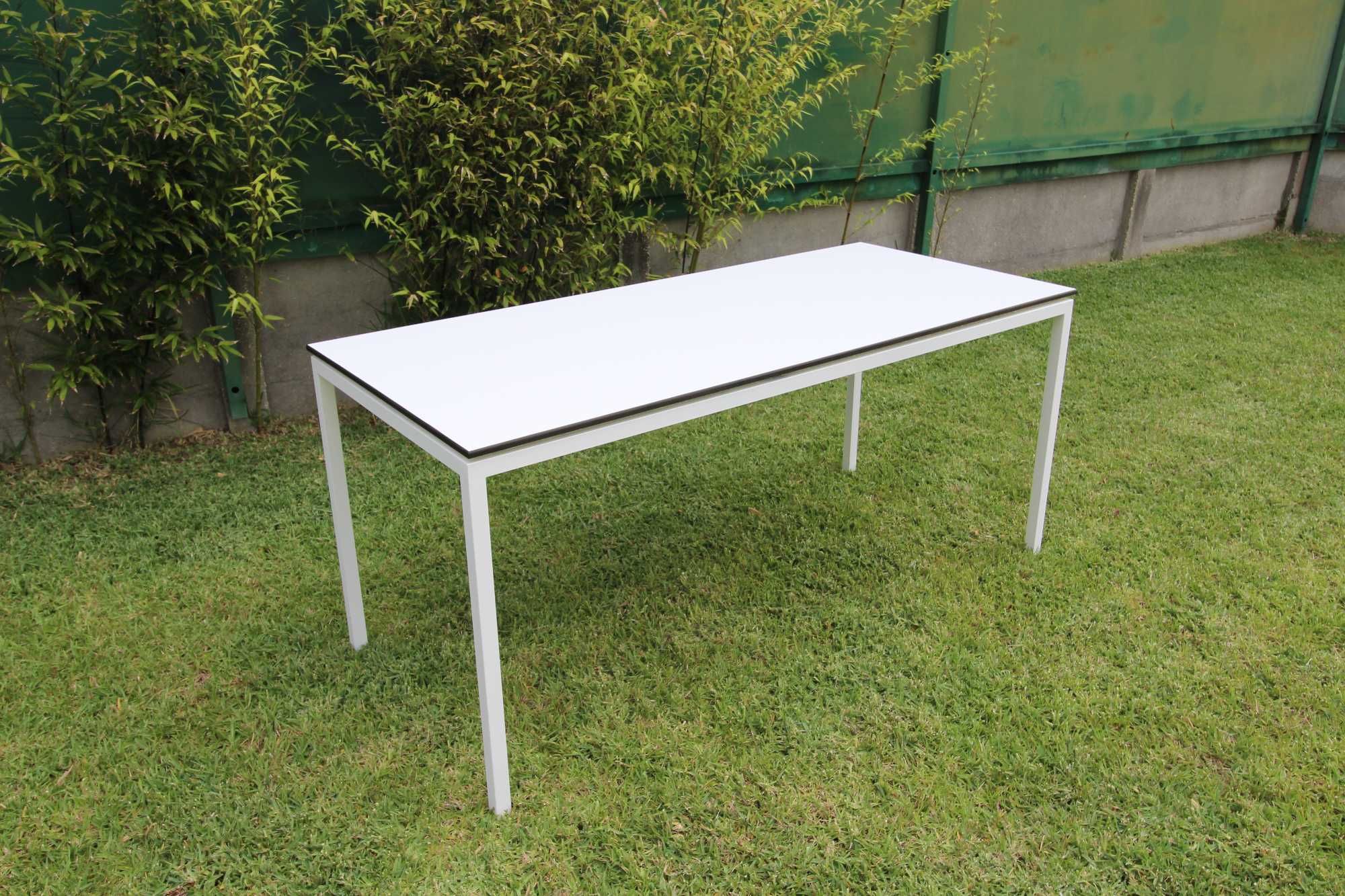 Mesa de Home Office ou escritório, simples e funcional.