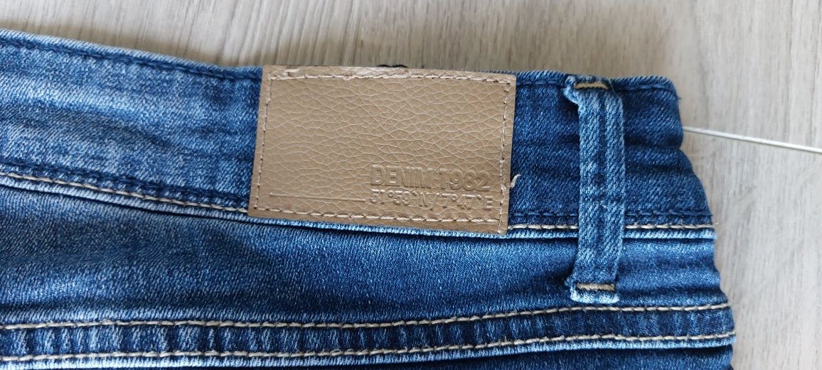 Niebieskie spodnie męskie dżinsowe marki DENIM1982 stan bardzo dobry