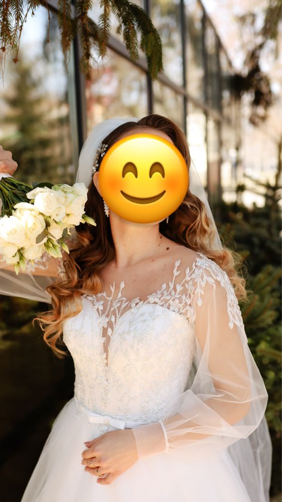 Продам весільну сукню (шубка біленька в подарунок)