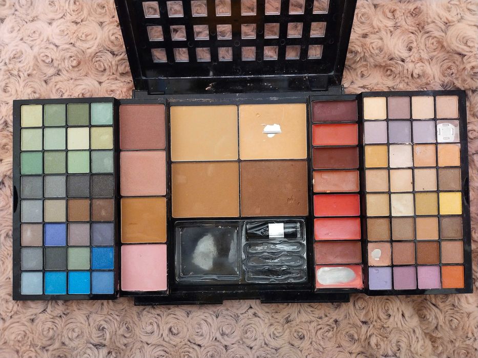 Duża paleta do makijażu w kuferku