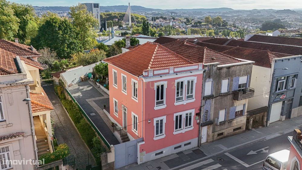 Moradia V4 com jardim e apartamento independente