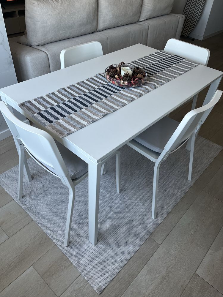 Mesa de refeição com 4 cadeiras
