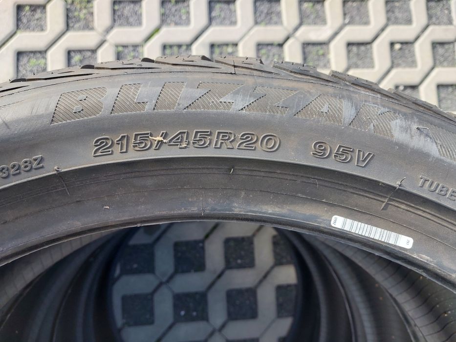 Opony Zimowe Bridgestone Blizzak LM-32. 215/45R20  95V XL