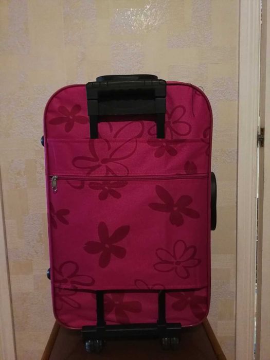 Чемодан новый средний розовый с Швейцарии 56 см