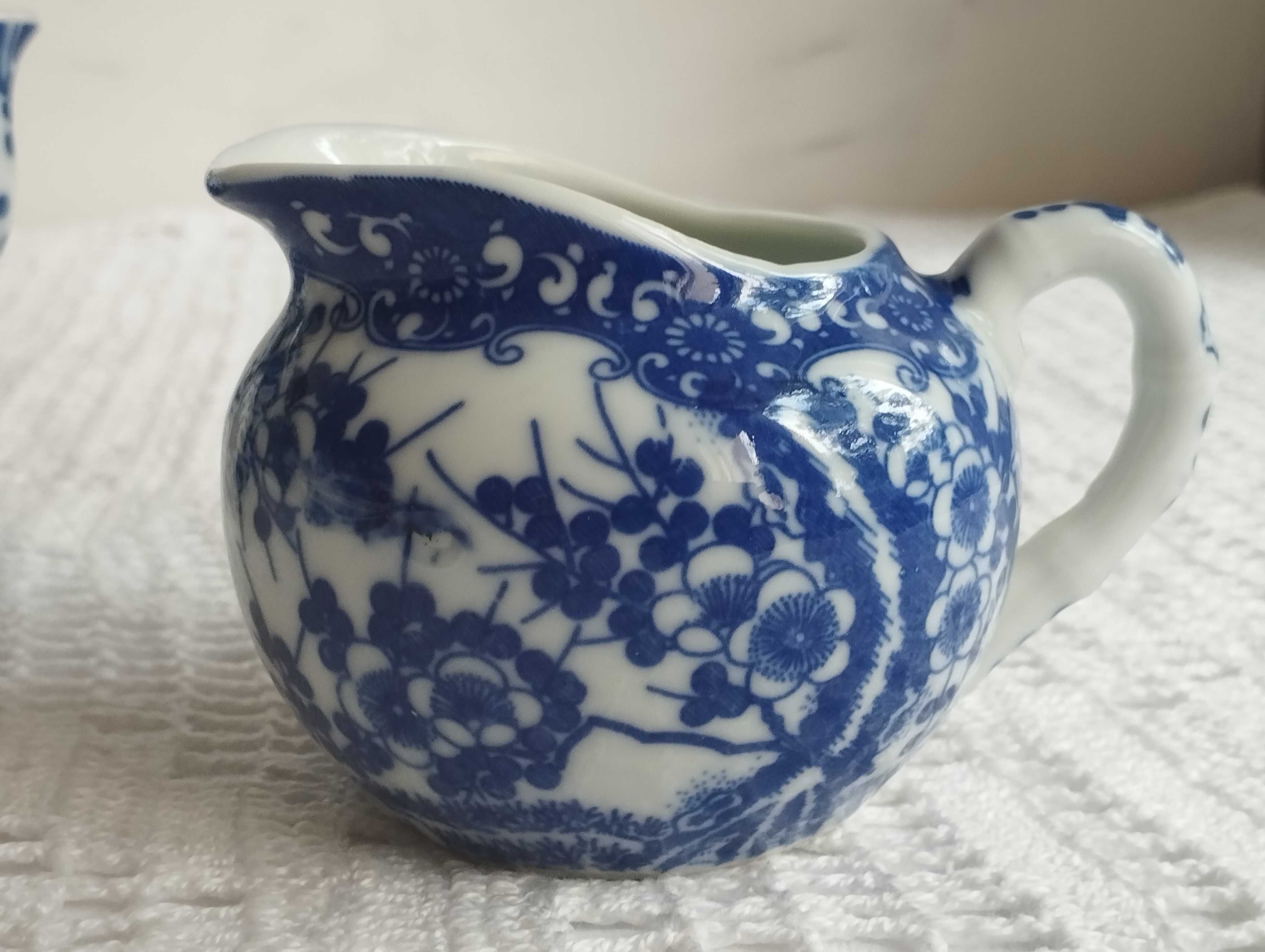 Japońska porcelana mleczniki i dzbanuszek.