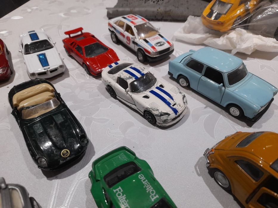 Zestaw resoraków autek 1:43