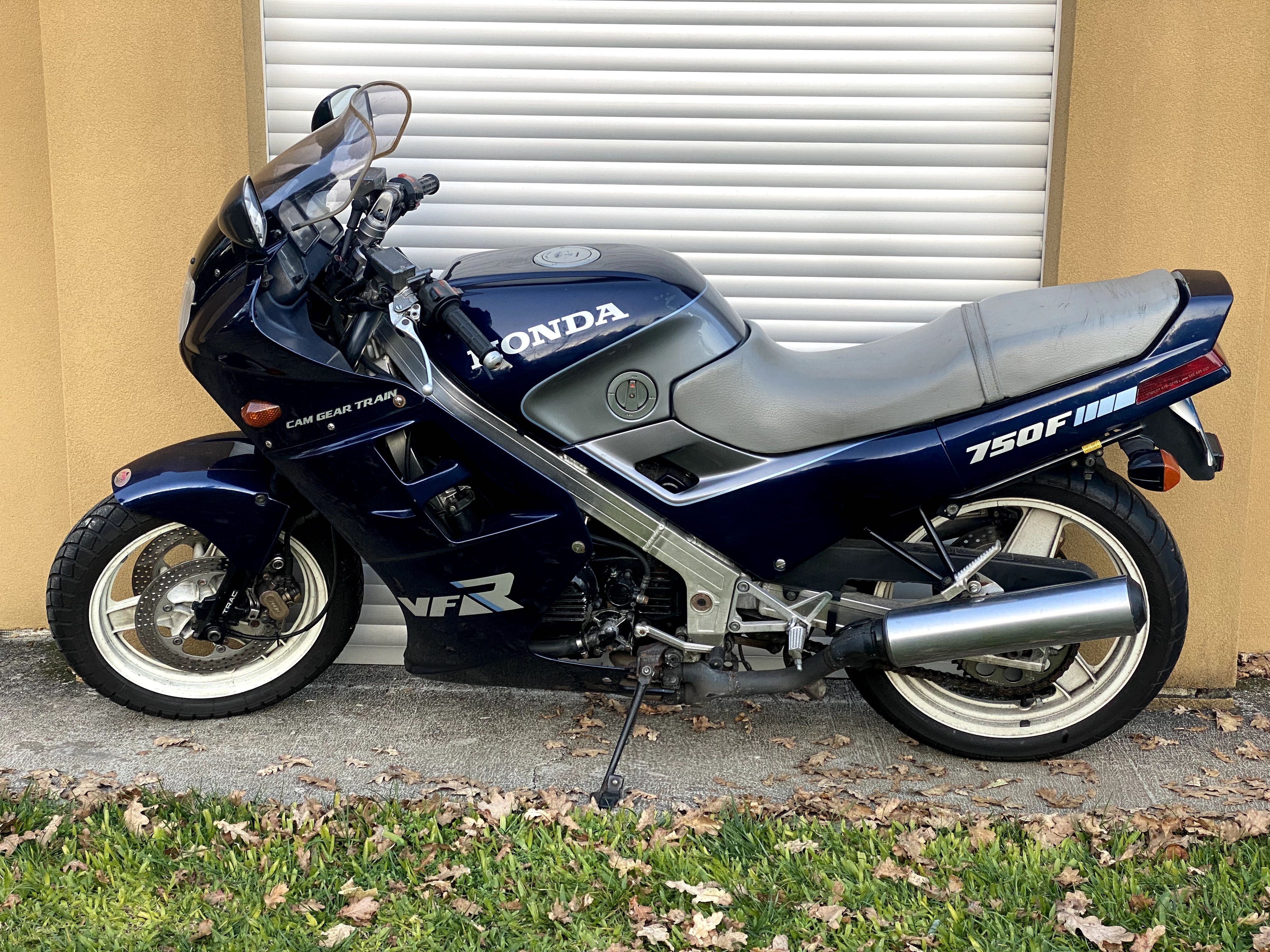 HONDA VFR 750F RC24  de 1988 já moto clássica