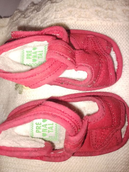 Varios sapatos recem nascido