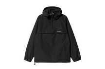 Анорак Carhartt в чорному кольорі.