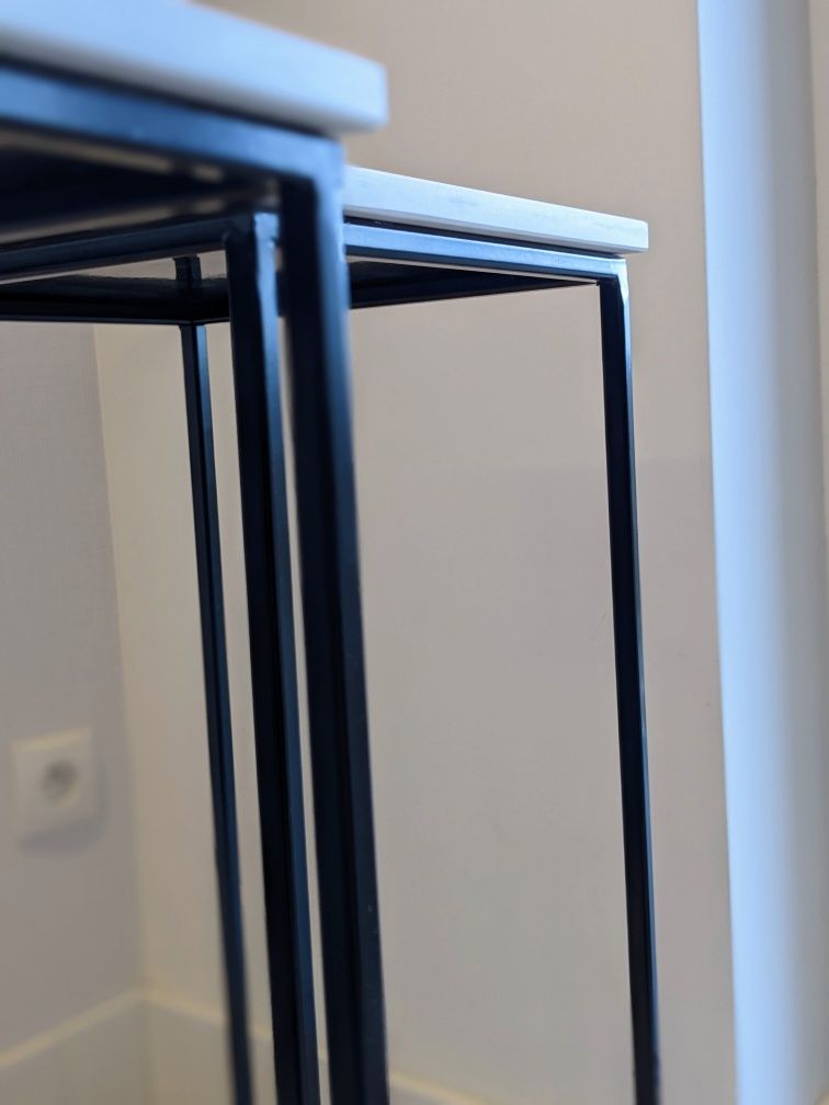Loftowe, metalowe stoliczki ze spieku kwarcowego calacatta Dekton