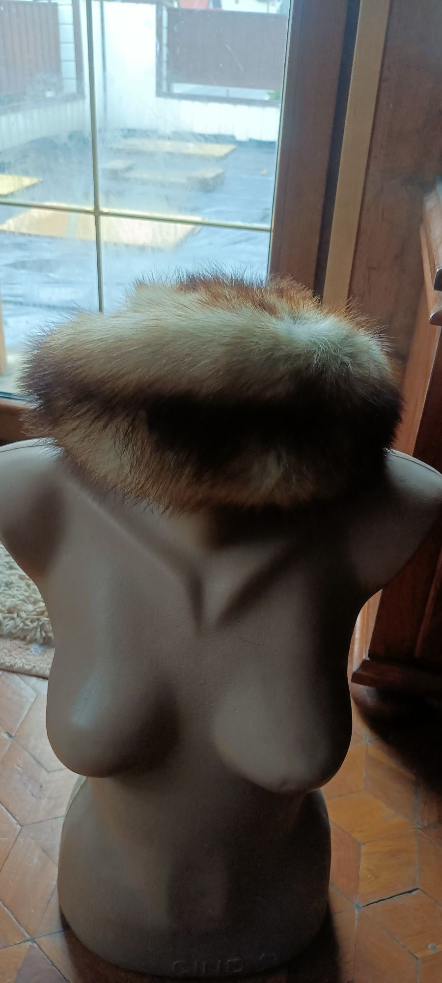 Czapka z norek, bardzo elegancka