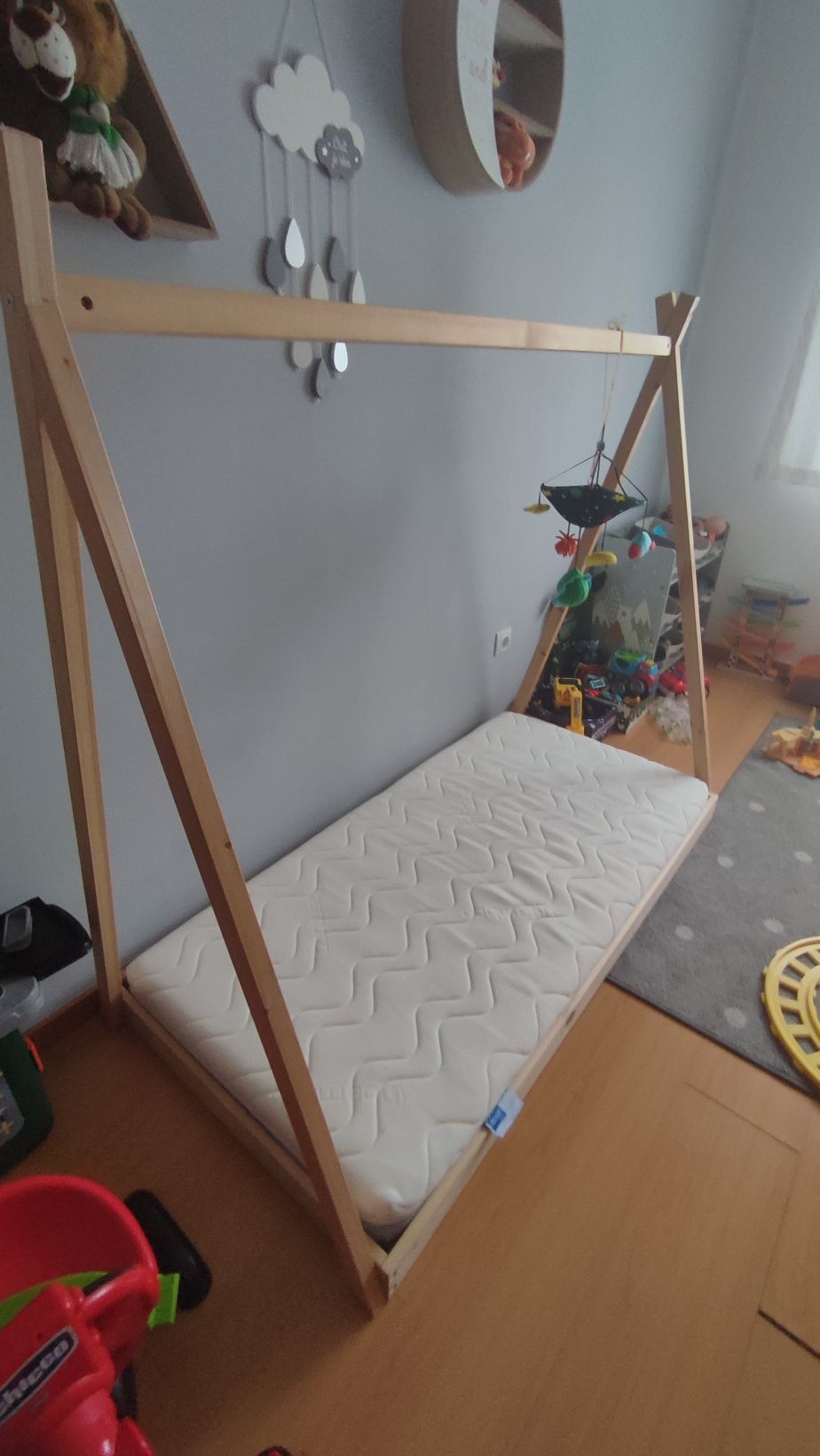 Cama tipi com colchão