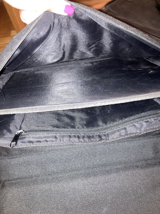 Czarna torba na laptopa
