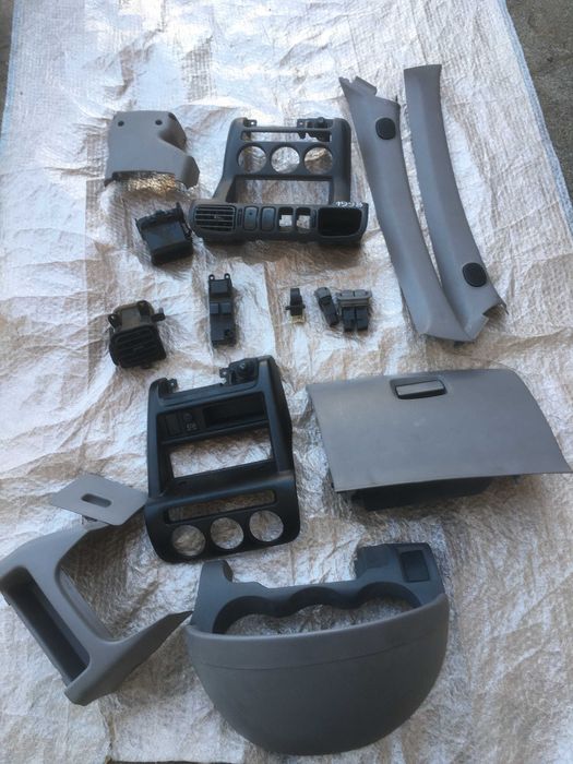 Vendo estas  peças   Nissam Micra K11.   Tao bem vendo pecas em separa