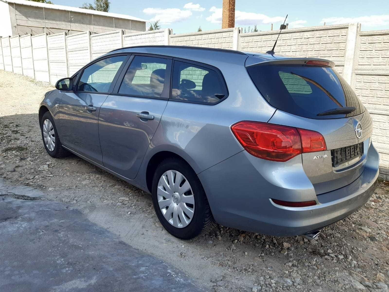 Opel Astra J kombi z małym przebiegiem