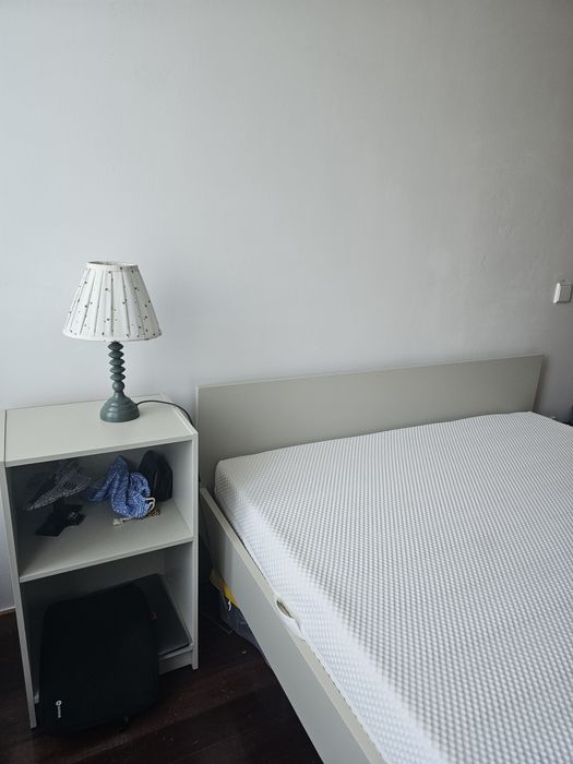 Conjunto cama e colchão e mesinha de cabeceira