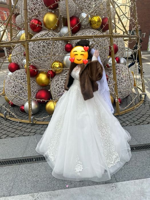 Блискуча весільна сукня