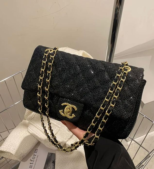 Чорна сумка в стилі Chanel