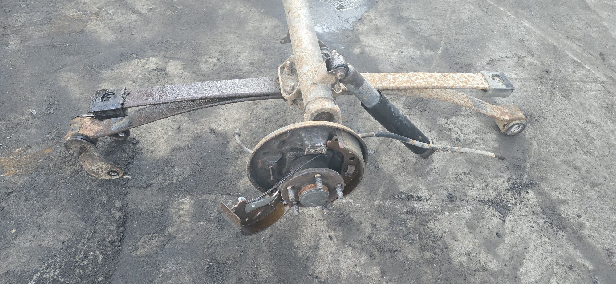 Belka zawieszenia oś tylna resor Ford Transit Connect 1,8  2004r