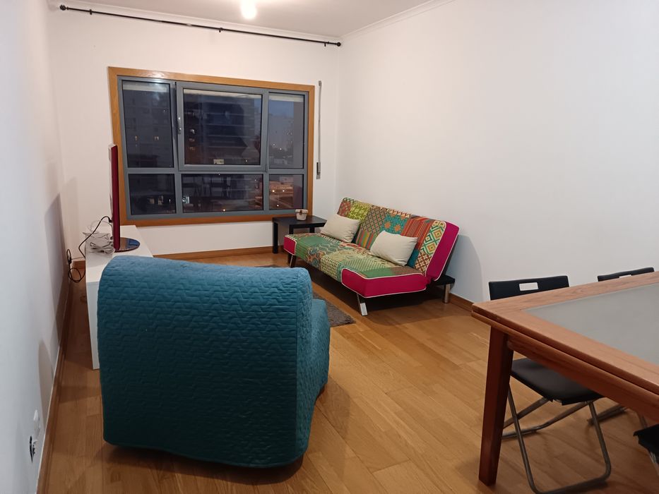 Apartamento T2 em excelente estado. Com varanda e parqueamento