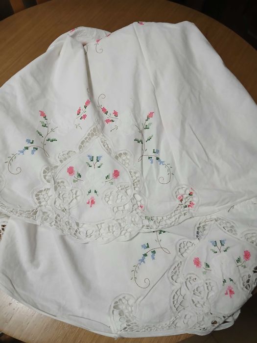 Toalha branca, com bordado e ponto aberto (+/- 2,2m por 1,9m)