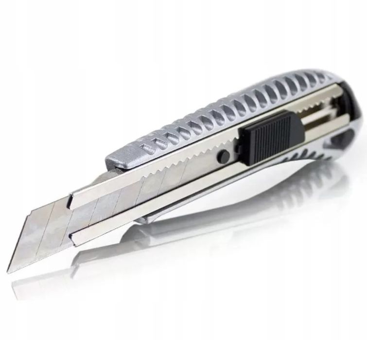 Nóż do tapet tapeciak nożyk metalowy wymienne ostrza 18mm łamane