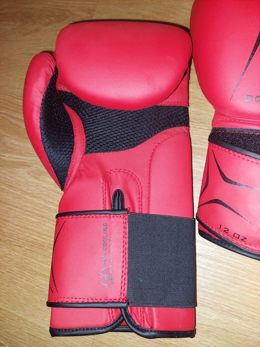 Luvas boxe e perneiras para desportos combate.