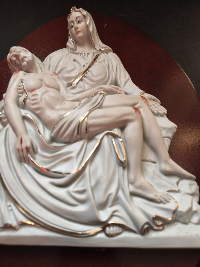 Quadro em Porcelana e Madeira com Detalhes Dourado
