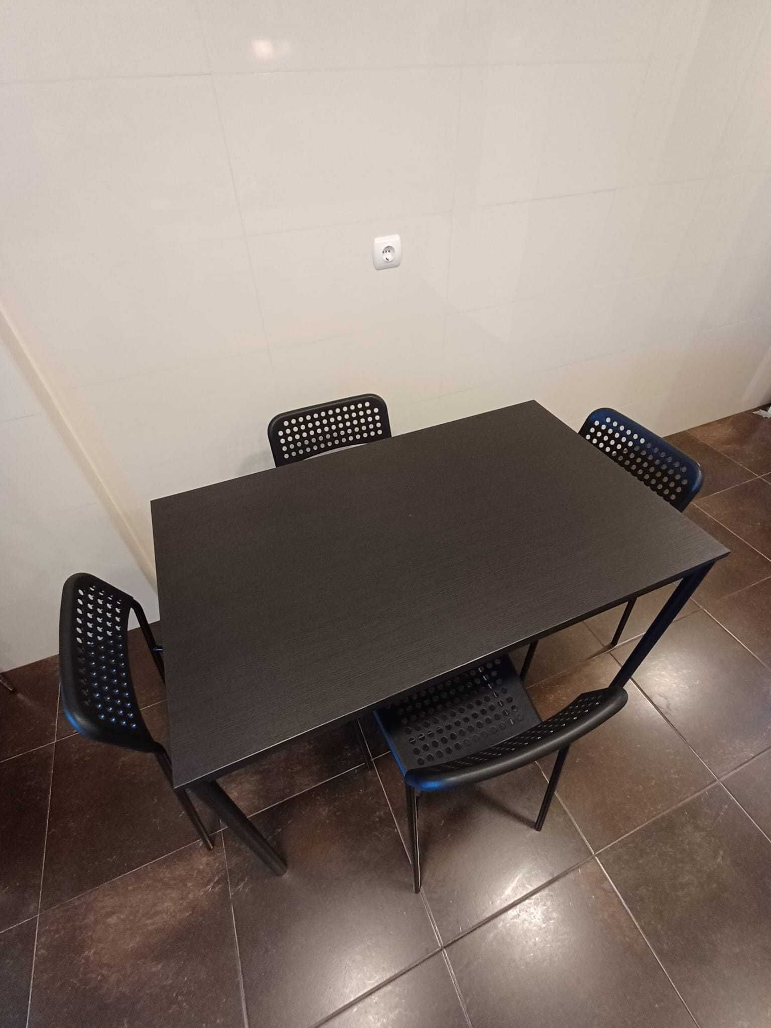 Conjunto mesa e 4 cadeiras (modelo IKEA Sandsberg/Adde)