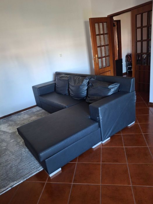 Sofá grande e confortável..