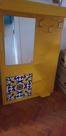 Cabide/bengaleiro de madeira pintado a amarelo