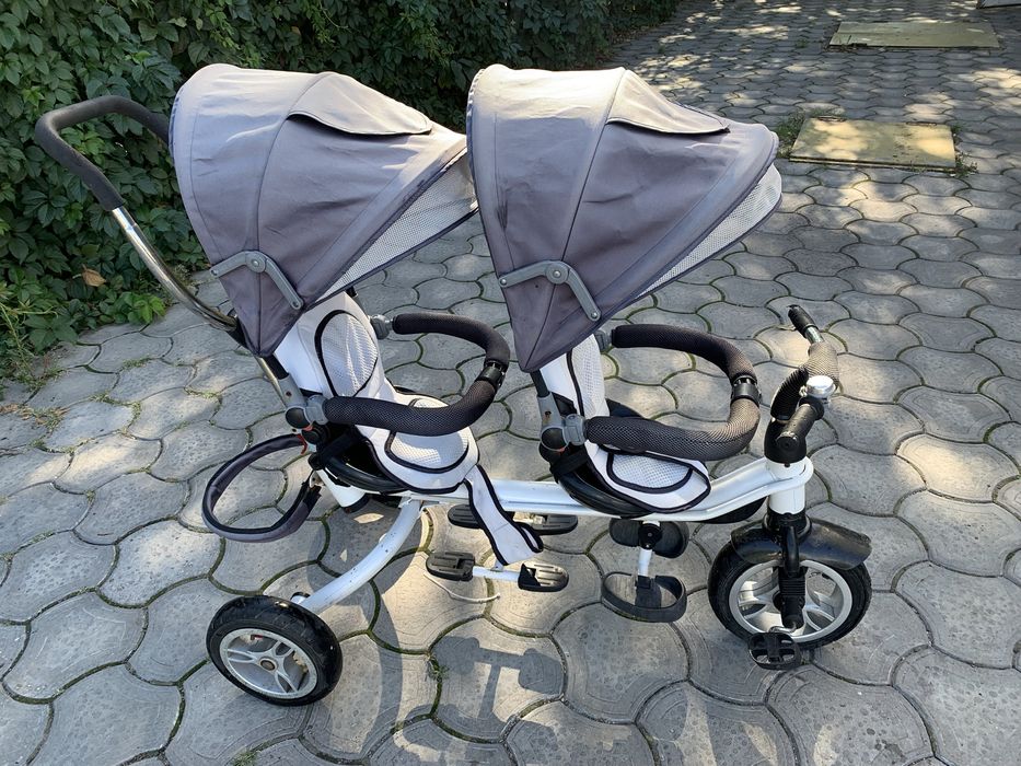 Каляска для двійні