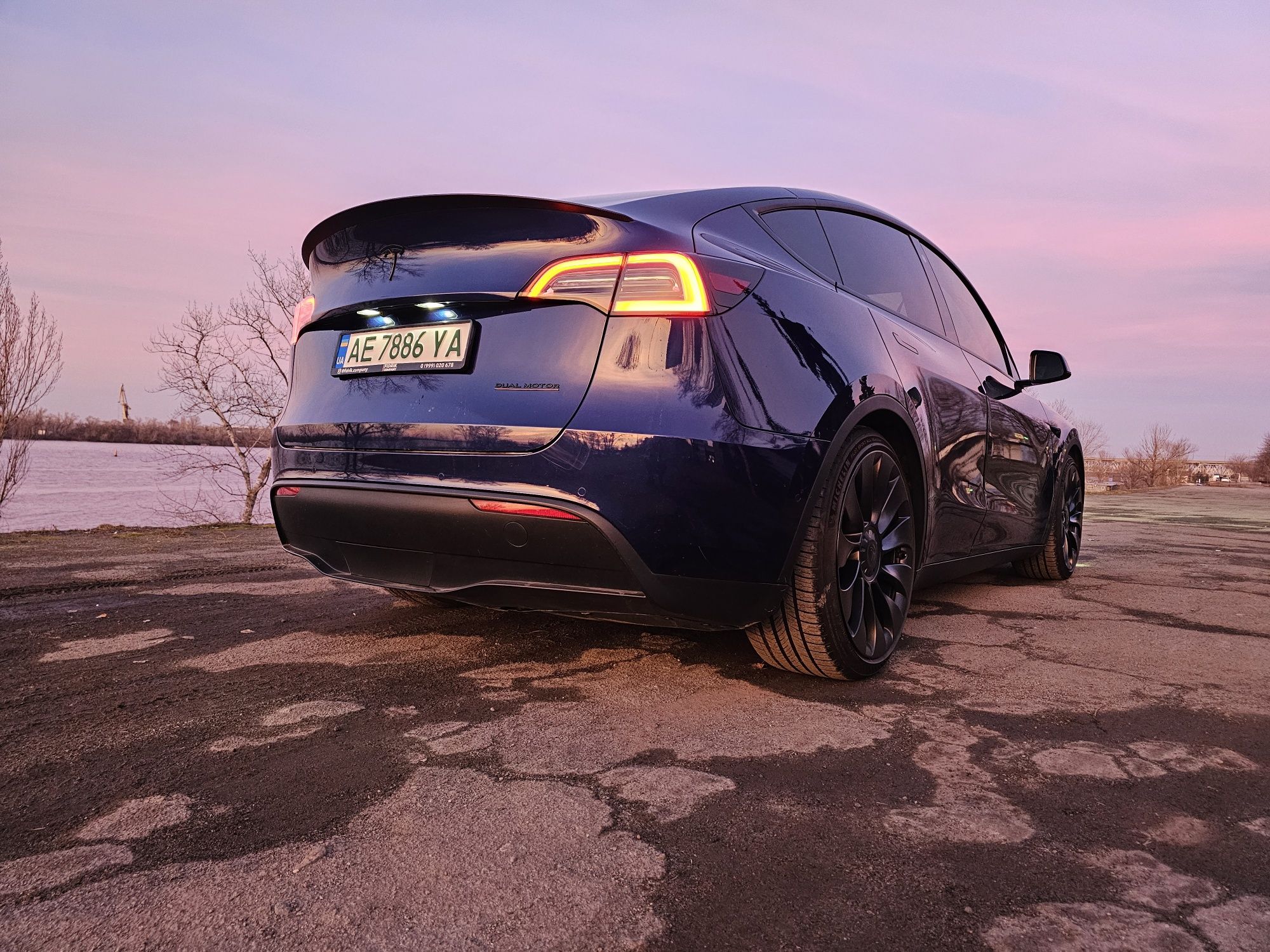 В родной краске Tesla Model Y Performance 2022 FSD, шумка, доводчики.