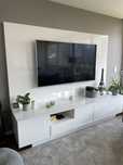 Móvel de TV branco LasKasas + Painel