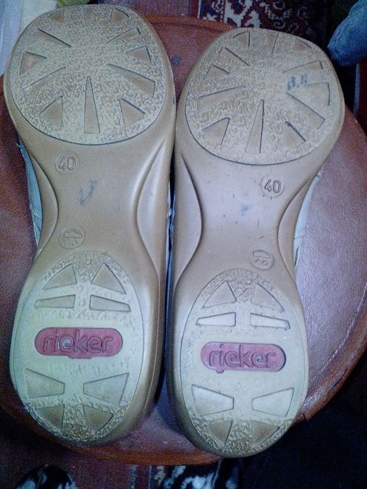 Взуття жіноче різне, чотири пари.Дивіться будь ласка