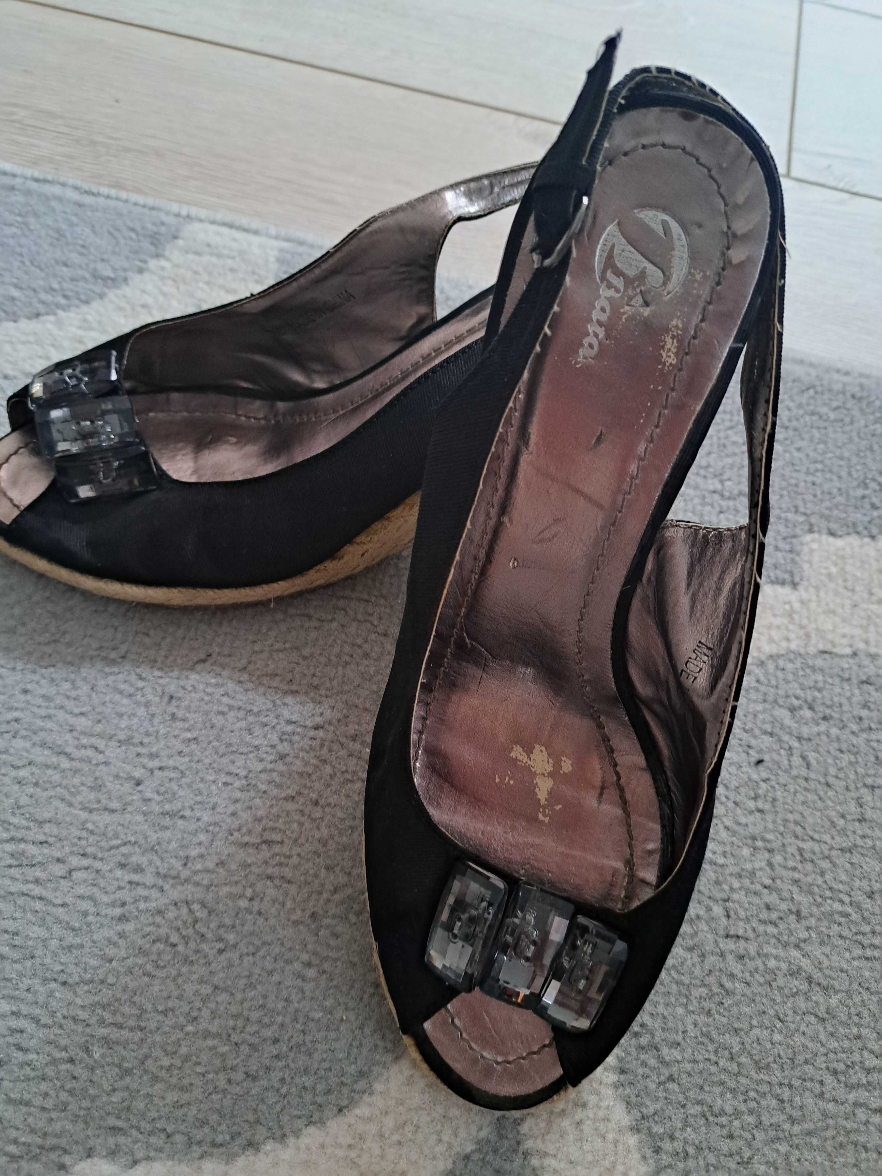 Buty damskie   na koturnie