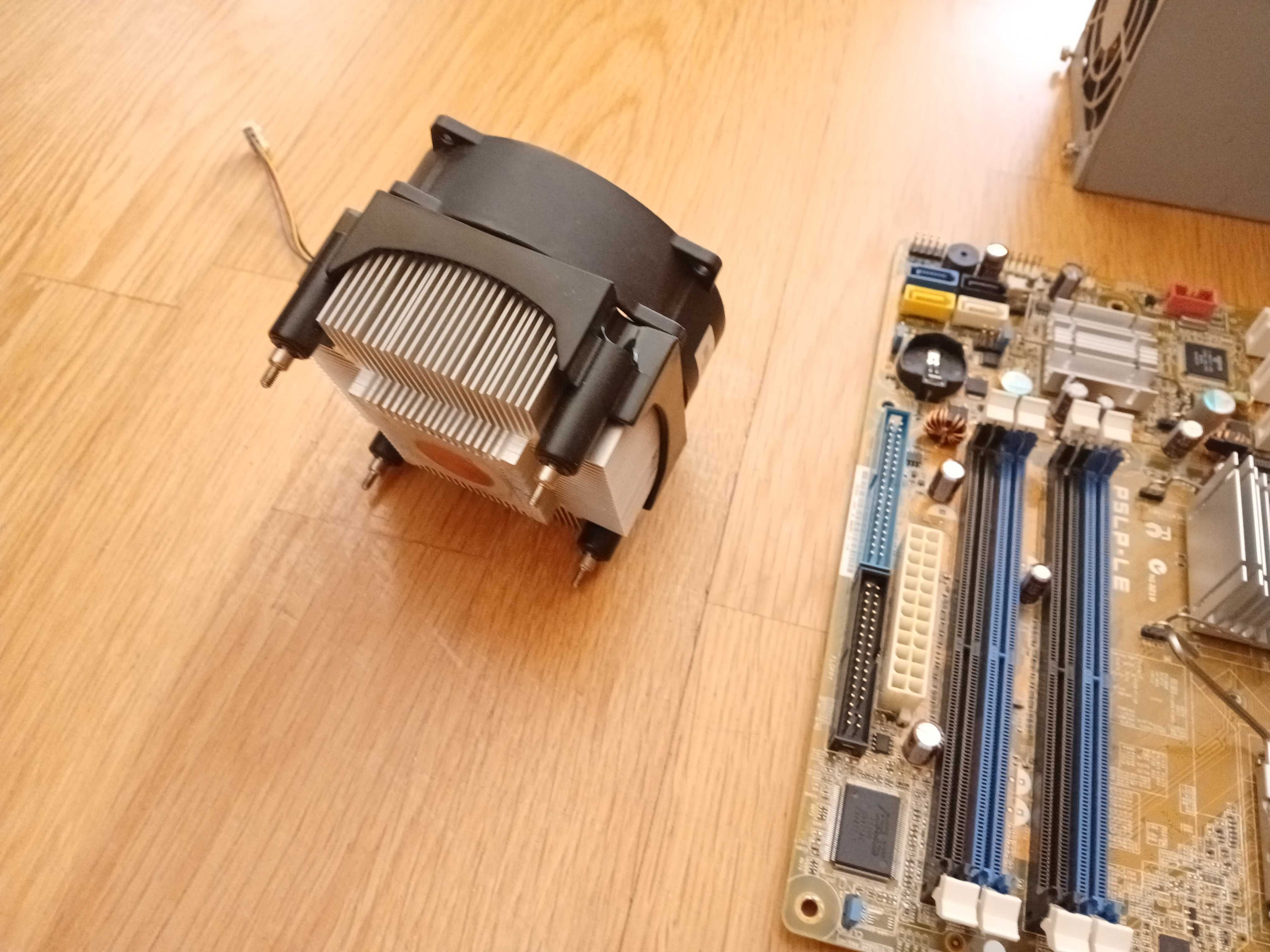 Motherboard ASUS Tek e outros componentes