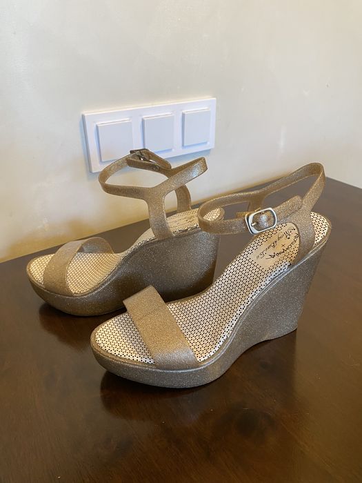 Продам босоножки на платформе