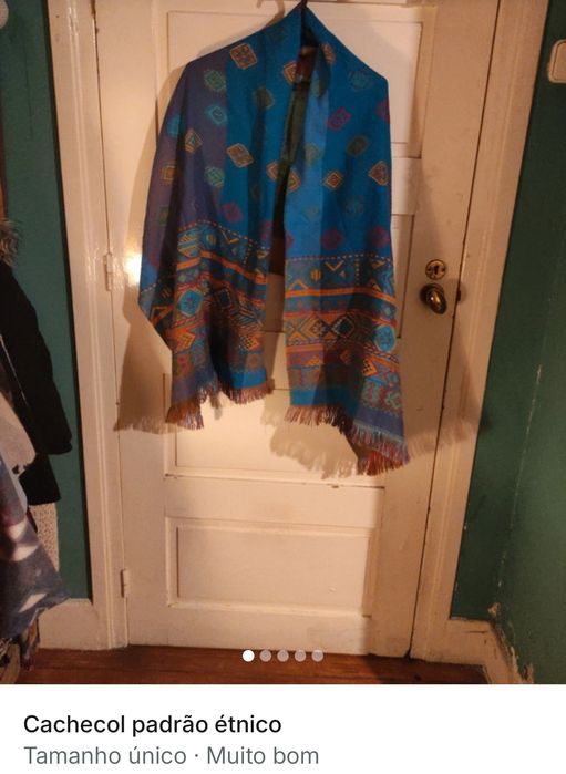 Cachecóis várias cores, ponchos e luvas