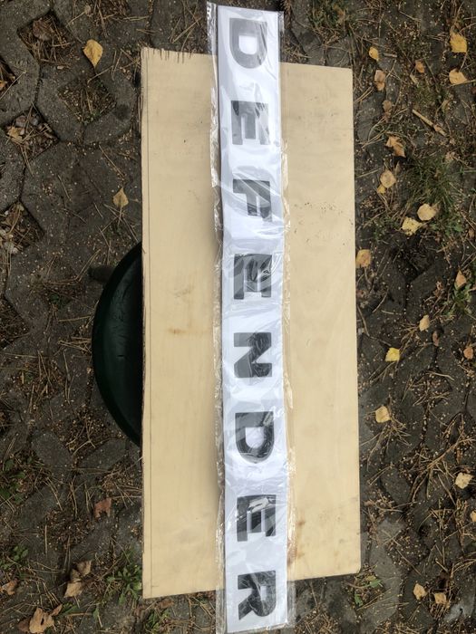 Land Rover Defender logo emblemat